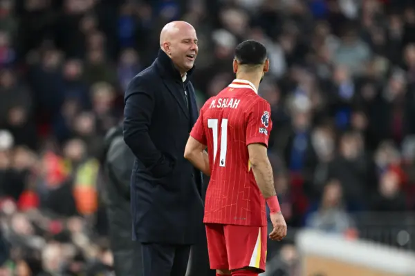 Arne Slot y Mohamed Salah en grandes problemas (Photo by Gareth Copley/Getty Images)