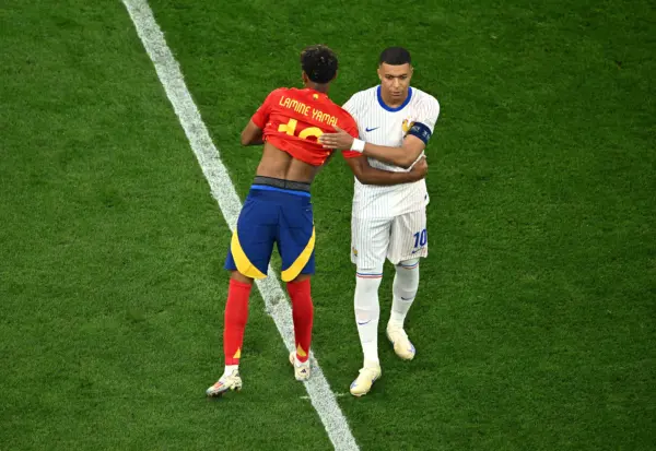 Kylian Mbappé defiende a Lamine Yamal de las críticas (Photo by Dan Mullan/Getty Images)