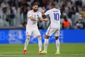 Karim Benzema "Mbappé vino a ganar la Champions" Karim Benzema y Kylian Mbappé Photo by Laurence Griffiths/Getty Images