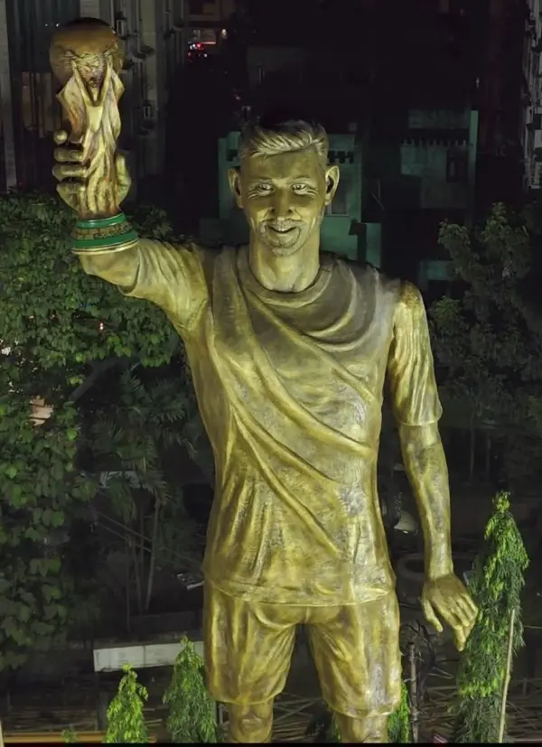 Homenaje monumental a Lionel Messi en la India Estatua de Lionel Messi creada en la India