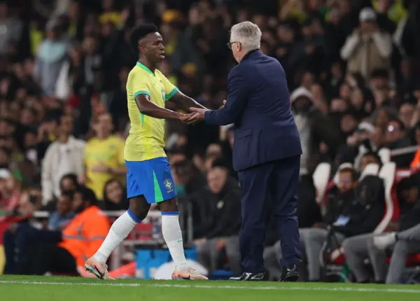 Carlo Ancelotti amenza a Vini Jr con dejarlo sin mundial Vinicius Jr y Carlo Ancelotti (Photo by Ryan Pierse/Getty Images)