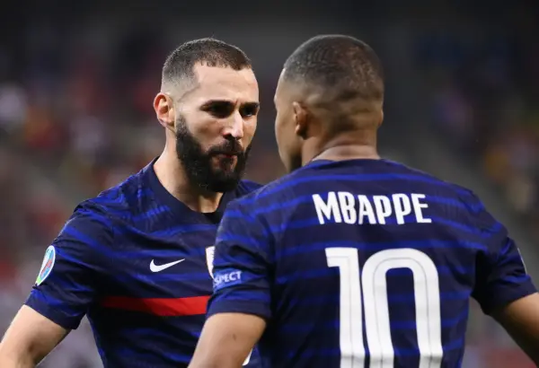 Karim Benzema defiende el fichaje de Mbappé Karim Benzema y Kylian Mbappé (Photo by Daniel Mihailescu - Pool/Getty Images)