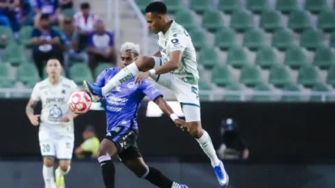 Díaz y Bárcenas peleando un balón en el partido de esta noche.