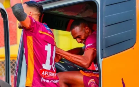 Abdiel Ayarza marca gol clave con Los Chankas y celebra sobre un camión en Perú ayarza
