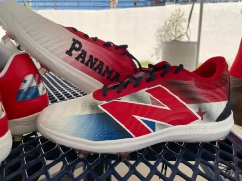 Tacos personalizados que usará Edmundo Sosa en el Clásico Mundial 2026.